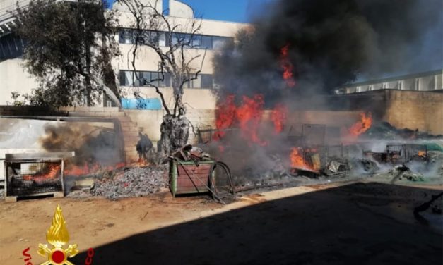 A fuoco pedane in plastica nel piazzale di una azienda della zona industriale di Ostuni