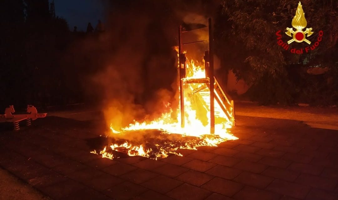 Carovigno, incendio nel parco giochi comunale: distrutto lo scivolo per bambini