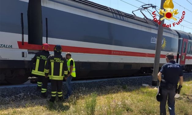 Treno fermato durante la marcia dopo un principio di incendio, evacuati 130 passeggeri