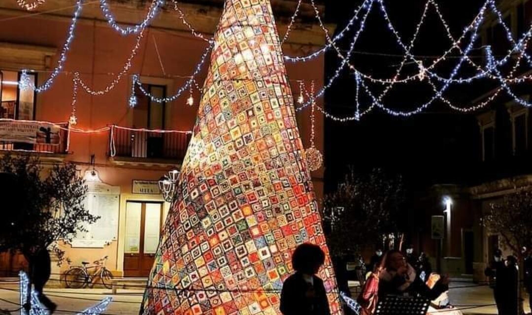 San Pietro Vernotico, torna l’albero di Natale all’uncinetto con delle novità