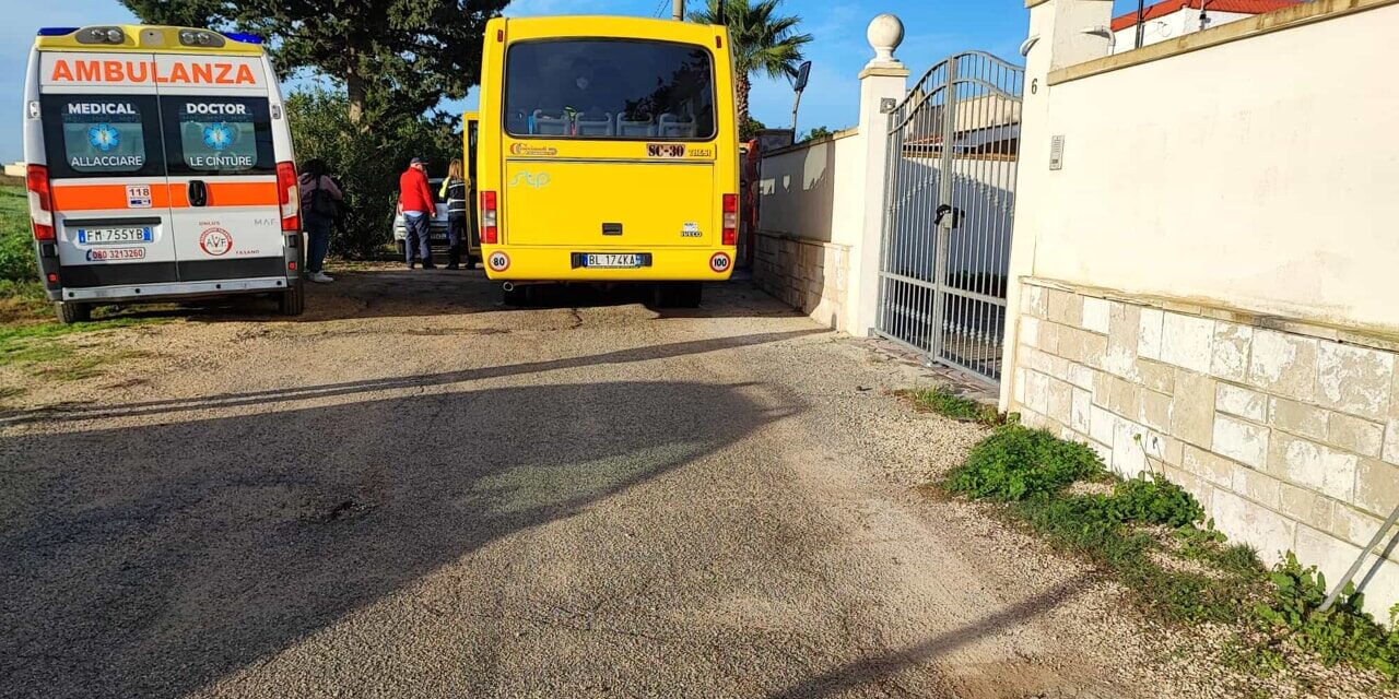 Donna investita da uno scuolabus in retromarcia, muore 86enne