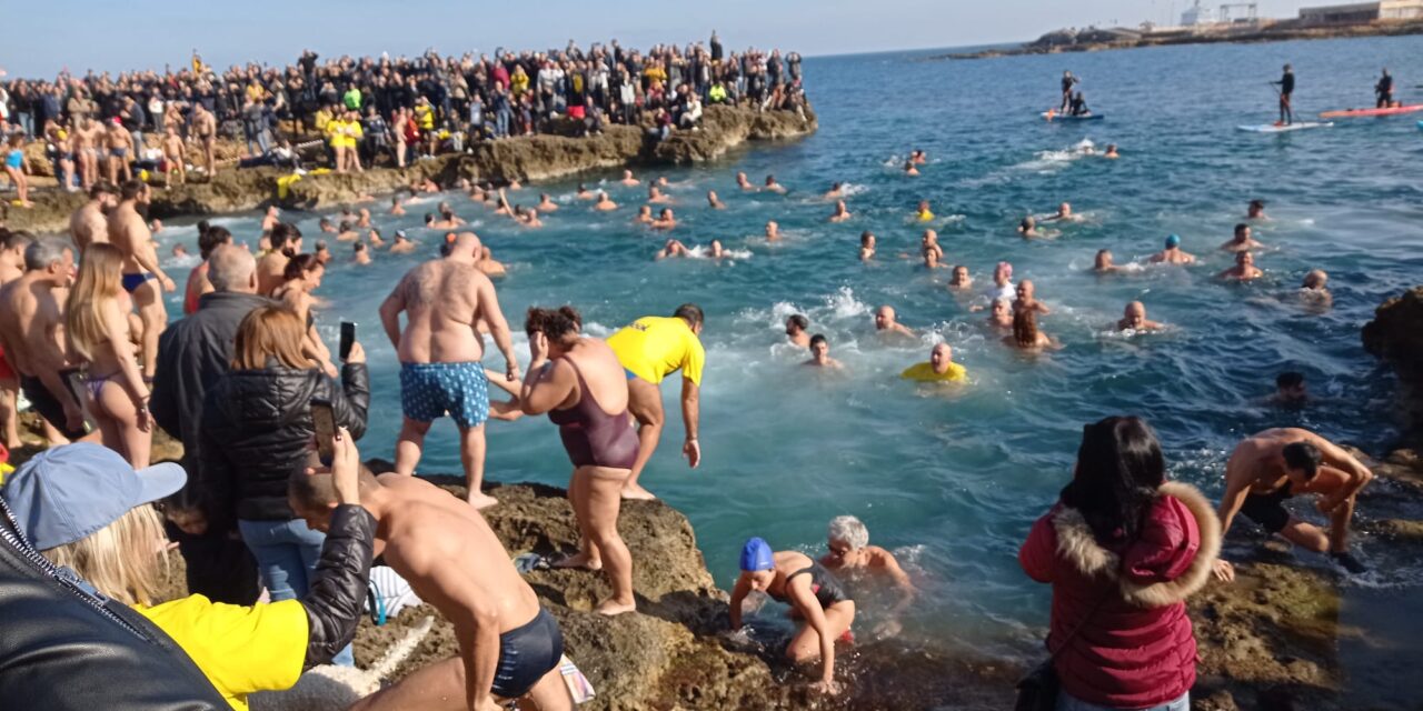 Tuffo di Capodanno 2023,  380 i tuffatori iscritti: bagno di folla per la goliardata tutto cuore