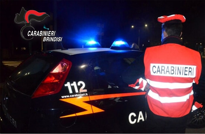 Non si fermano all’alt e tentano di travolgere un carabiniere, arrestati dopo la fuga