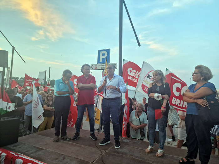 Manifestazione contro il deposito Gnl nel porto, oltre 500 persone davanti alla sede dell’Autorità Portuale