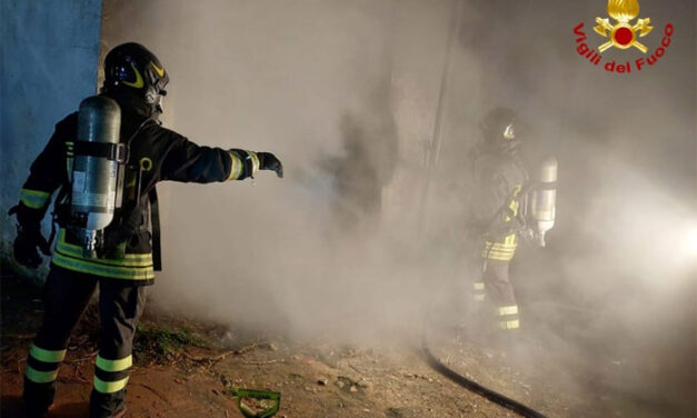 A fuoco 3 moto in un garage del rione Bozzano, Vigili del Fuoco in azione con l’autobotte