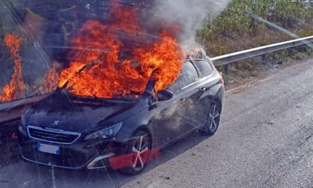 Auto a fuoco sulla complanare della statale 7, il conducente fa in tempo ad accostare ed uscire