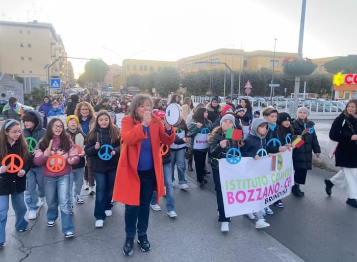 Un fiume di persone per la marcia della Pace “Passi di Memoria” organizzata dall’Istituto Comprensivo Bozzano-Centro di Brindisi