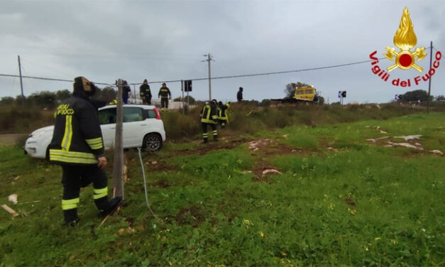 Auto fuori strada sulla provinciale, intervento di Vigili del Fuoco e ambulanza