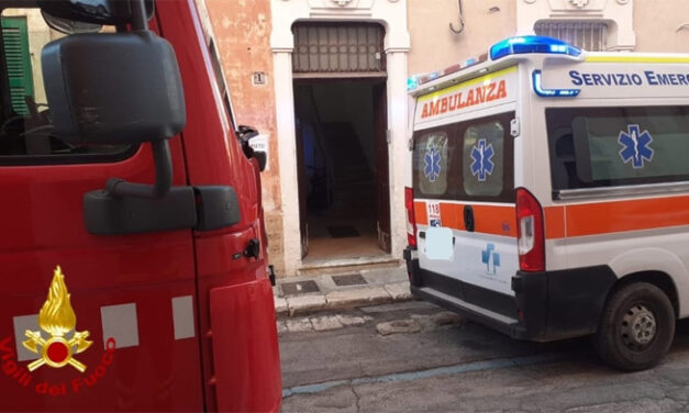 Brindisi, solo in casa e non risponde, intervento dei vigili del fuoco che lo trovano svenuto sul letto