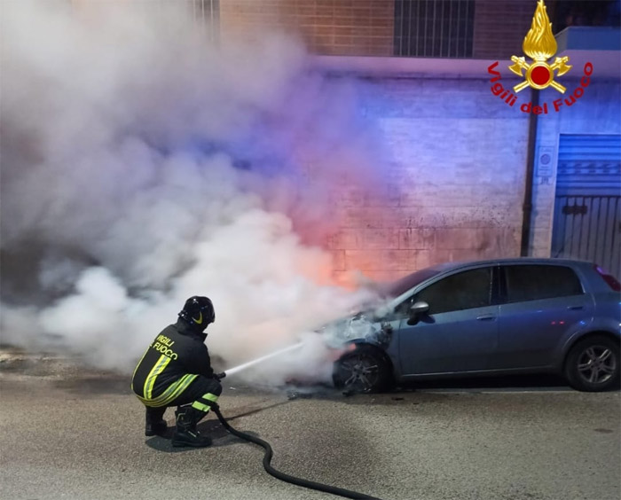 A fuoco un’auto nella notte in Via Giulio Cesare, intervento dei Vigili del Fuoco