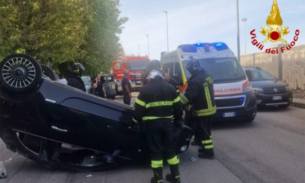 Impatto contro Ape in città, l’auto si ribalta in Via Tor Pisana, due persone in ospedale