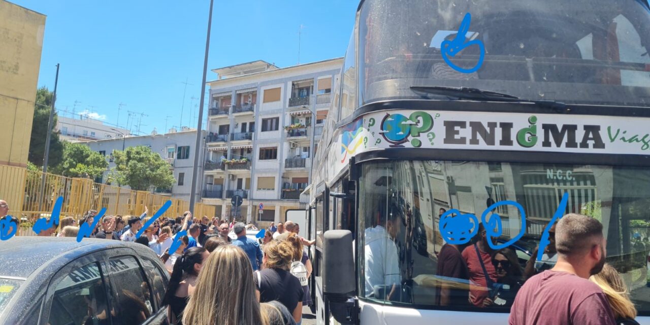 Autobus non in regola, sporco e senza assicurazione: gita con ritardo per 75 giovani studenti della scuola media  “Giulio Cesare”