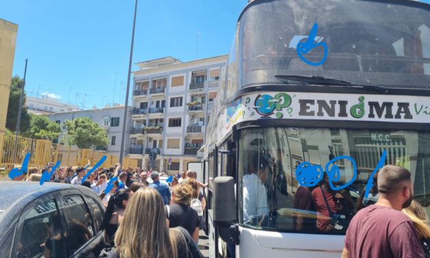 Autobus non in regola, sporco e senza assicurazione: gita con ritardo per 75 giovani studenti della scuola media  “Giulio Cesare”