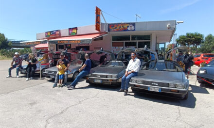 Brindisi, al Caffè 80 pubblico delle grandi occasioni per il raduno DeLorean e la Supercar Kitt