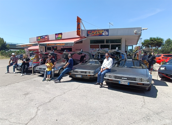 Brindisi, al Caffè 80 pubblico delle grandi occasioni per il raduno DeLorean e la Supercar Kitt