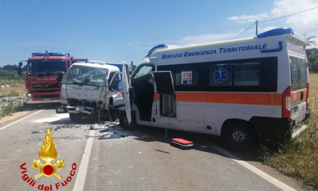 Incidente Frontale sulla provinciale 16, ambulanza impatta contro autocarro, 5 feriti di cui uno incastrato tra le lamiere
