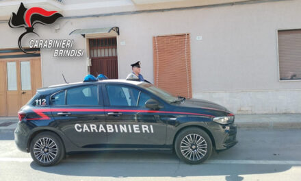 Tentato omicidio aggravato, 41 enne arrestato dopo aver massacrato la moglie davanti al figlio minorenne che lo ha fermato