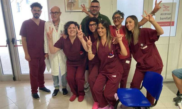 Brindisi, Ospedale “Perrino”, DH Onco-ematologia, un ex paziente dona Campanella del Sollievo come simbolo di speranza