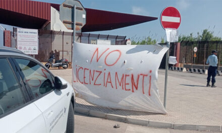 Le famiglie di 76 lavoratori a rischio per i licenziamenti Sir. A Costa Morena monta la protesta, bloccato l’ingresso