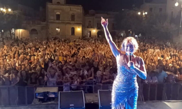 Brindisi, aperti con il “Carmen Russo Show” in Piazza Santa Teresa gli eventi della Festa Patronale