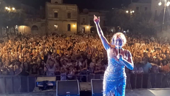 Brindisi, aperti con il “Carmen Russo Show” in Piazza Santa Teresa gli eventi della Festa Patronale