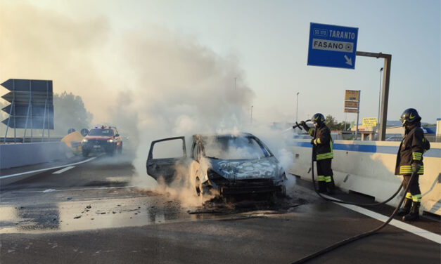 In coda sulla statale per un incidente auto con famiglia a bordo prende fuoco, intervento di Vigili del Fuoco, anas e Polizia Locale