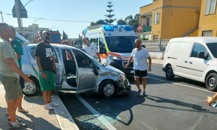 Incidente stradale in città a Brindisi, auto si ribalta in via Egnazia, spavento per la ragazza alla guida