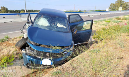 Impatto pericoloso sulla statale 379 per Bari, una delle due auto finisce fuori strada