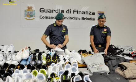 Abbigliamento, scarpe e accessori, tutti imitazioni di grandi marchi, 500 pezzi sequestrati in un negozio di Latiano