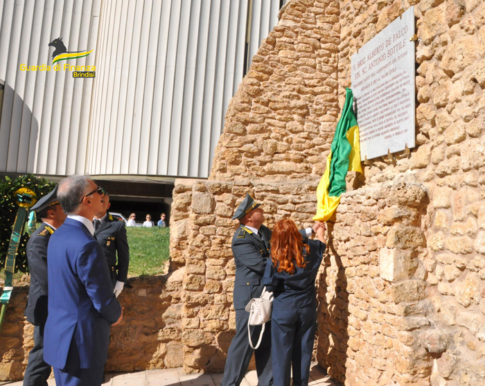 Gdf Brindisi, cerimonia alla memoria e apposizione di una targa commemorativa nella Piazza Intitolata alle medaglie d’oro al Valor Civile “Vice Brigadiere Alberto De Falco E Finanziere Scelto Antonio Sottile”