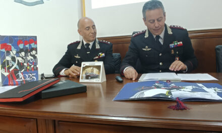 Presentato anche a Brindisi il Calendario Storico dei Carabinieri, realizzato con il contributo dell’artista Marco Lodola e dello scrittore Maurizio de Giovanni, e dei prodotti editoriali