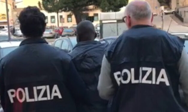 Aggredisce i poliziotti perchè gli hanno chiesto i documenti, il pm dispone la carcerazione