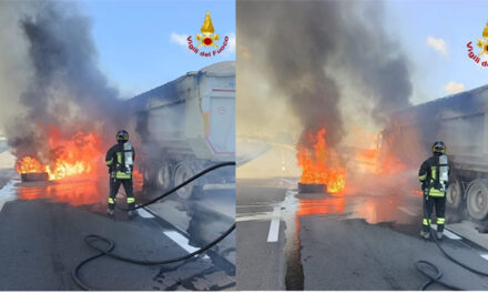 Camion da cava a fuoco sulla statale, traffico bloccato e Vigili del fuoco in azione per lo spegnimento