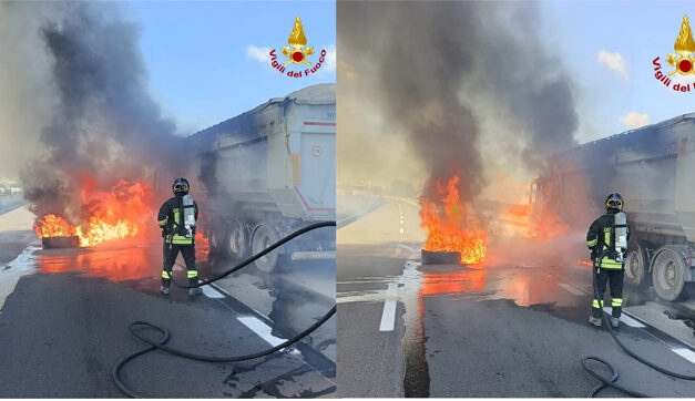 Camion da cava a fuoco sulla statale, traffico bloccato e Vigili del fuoco in azione per lo spegnimento