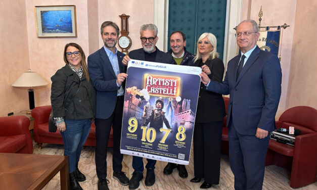 Spettacolo itinerante nella provincia di Brindisi, presentato il festival “Artisti di strada nei castelli” tra storia e spettacolo