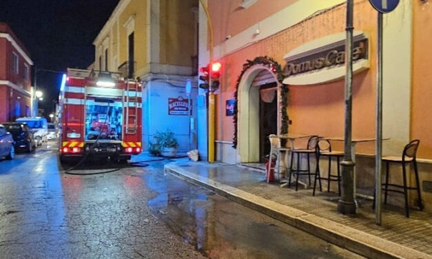 Attentato al bar Domus di Tuturano, prime indiscrezioni sull’accaduto, vertice in prefettura. I proprietari donano cornetti agli studenti come simbolo di ripartenza