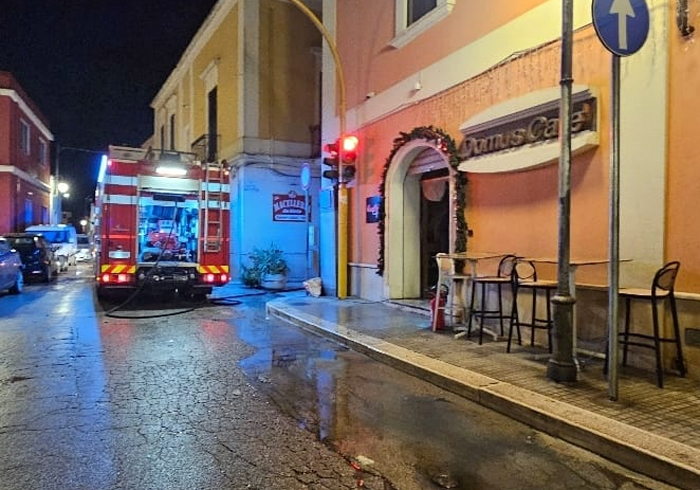 Attentato al bar Domus di Tuturano, prime indiscrezioni sull’accaduto, vertice in prefettura. I proprietari donano cornetti agli studenti come simbolo di ripartenza