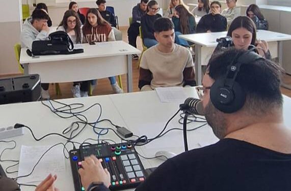 Ites “Calò” di Francavilla Fontana – Col modulo formativo “Web Radio” e la collaborazione con Idea Radio, 19 studenti sperimentano in diretta l’esclusivo programma radiofonico “Italia in musica: la sfida”