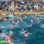 Tuffo di Capodanno Brindisi 2025, record assoluto per la XV edizione con 535 iscritti e 4mila spettatori lungo il perimetro della “Conca”