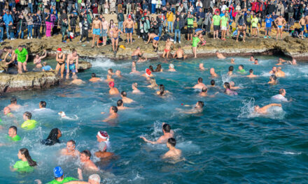 Tuffo di Capodanno Brindisi 2025, record assoluto per la XV edizione con 535 iscritti e 4mila spettatori lungo il perimetro della “Conca”