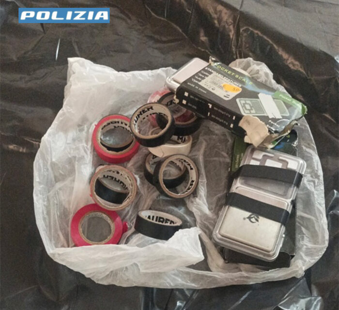 Nel suo garage cocaina e materiale per preparare dosi, la Polizia di Stato di Brindisi arresta un uomo per presunta attività di spaccio